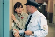 Schlie&szlig;er Kittler (Egon Hofmann) hat Ginger (Nadine Warmuth) beim Klauen erwischt und 'bittet' sie um eine kleine Gegenleistung f&uuml;r sein Schweigen...