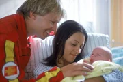 Das Glück ist perfekt: Stella (Edita Malovcic) hat einen Sohn zur Welt gebracht und Peter (Serge Falck) ist ein stolzer Vater. Das Glück ist perfekt: Stella (Edita Malovcic) hat einen Sohn zur Welt gebracht und Peter (Serge Falck) ist ein stolzer Vater.