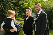 Während Simone (Tatjana Clasing, 2.v.l.) und Richard (Silvan-Pierre Leirich, r.) an Letizias Grab mit Lena (Juliette Greco) und Alexander (Ralf-Maximilian Prack) sprechen, hat Simone das Gefühl, beobachtet zu werden Während Simone (Tatjana Clasing, 2.v.l.) und Richard (Silvan-Pierre Leirich, r.) an Letizias Grab mit Lena (Juliette Greco) und Alexander (Ralf-Maximilian Prack) sprechen, hat Simone das Gefühl, beobachtet zu werden