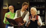 Theres beschwert sich bei Fanny und Gregor &uuml;ber die Karikatur. Von links: Fanny Lechner (Katrin Lux), Gregor Brunner (Holger M. Wilhelm) und Theresa Brunner (Ursula Erber).