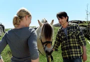 Rune (Harald Schrott) zeigt Karen (Susanna Simon), wie man mit Pferden umgeht. Rune (Harald Schrott) zeigt Karen (Susanna Simon), wie man mit Pferden umgeht.