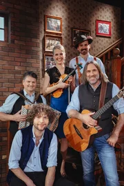 Brettl-Spitzen-Musi mit Roland Hefter (vorne rechts). Brettl-Spitzen-Musi mit Roland Hefter (vorne rechts).