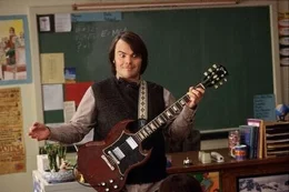 Trotz mangelnder p&auml;dagogischer Erfahrungen hat der Rockgitarrist Dewey Finn (Jack Black) einen Job als Lehrer angenommen.