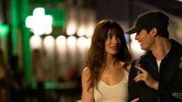 Sol&egrave;ne (Anne Hathaway, l.); Hayes (Nicholas Galitzine, r.)