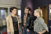 Frank (Urs Fabian Winiger, M.) und Sandra (Eveline Suter, r.) lassen sich von Carla (Sarah M&uuml;hlhause, l.) nicht l&auml;nger mit Ausreden abspeisen ...