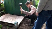 Der Biochemie-Techniker Gustav will eine Komposttoilette für seinen Garten bauen. Doch leichter gesagt als getan: Erst gibt es Ärger mit den Bienen, Komplikationen beim Fundament und schließlich gibt es noch Statik-Probleme. Der Biochemie-Techniker Gustav will eine Komposttoilette für seinen Garten bauen. Doch leichter gesagt als getan: Erst gibt es Ärger mit den Bienen, Komplikationen beim Fundament und schließlich gibt es noch Statik-Probleme.
