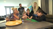 Silvia und die Kids &uuml;berlegen, was sie Harald zum Geburtstag schenken.