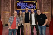 Moderator Kai Pflaume (M.) und seine Rateteam-Kapit&auml;ne Bernhard Ho&euml;cker (l.) und Elton (r.) begr&uuml;&szlig;en in dieser Sendung die Moderatorin Melissa Khalaj (2.v.l.) und den Moderator Thore Sch&ouml;lermann (2.v.r.).