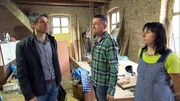 Architekt Daniel Kraft (li.) l&auml;sst sich von Michael und Kerstin durch die alte M&uuml;hle f&uuml;hren