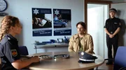 Tim Seebach (Oliver Mommsen, Mitte) wurde von Polizeibeamtin Wiebke T&ouml;nnessen (Antonia Bill, links) und deren Kollegen Malte Niebecker (Joshua Seelenbinder, rechts) aufs Revier bestellt. Tim zweifelt stark an der Kompetenz und dem Urteilsverm&ouml;gen der Westerflether Polizei.