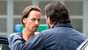 Bronner (Tom Schilling, li.) hinterfragt H&ouml;llerer (Sascha Alexander Ger&scaron;ak, re.)