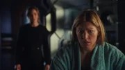Sara Lance (Caity Lotz, l.); Ava (Jes Macallan, r.)