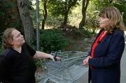 Die ehemalige Ludwigshafener Oberb&uuml;rgermeisterin Jutta Steinruck (r.) spricht mit Anwohnerin, die in der Notunterkunft Bayreuther Stra&szlig;e lebt.