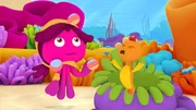 Zippi ist wach geworden und Maari versucht ihn abzulenken. Zippi ist wach geworden und Maari versucht ihn abzulenken.