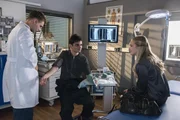 Simon Schulte (Anton Andreew) lässt sich im Beisein seiner Freundin Sunny (Nadine Kösters) von Mikko (Luan Gummich) untersuchen. Simon Schulte (Anton Andreew) lässt sich im Beisein seiner Freundin Sunny (Nadine Kösters) von Mikko (Luan Gummich) untersuchen.