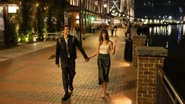 Hayes (Nicholas Galitzine) und Sol&egrave;ne (Anne Hathaway)