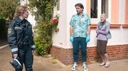 TV-Kommissar Tim Seebach (Oliver Mommsen, Mitte) mischt sich in die Ermittlungen der Polizeibeamtin Wiebke T&ouml;nnessen (Antonia Bill, l.) ein; Nachbarin Frau Jessen (Hedi Kriegeskotte, r.) schaut interessiert zu.