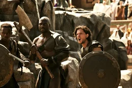 Haben die Sklaven Milo (Kit Harington, r.) und Atticus (Adewale Akinnuoye-Agbaje, M.) eine Chance gegen die perfekt ausger&uuml;steten Soldaten von Senator Corvus?; Haben die Sklaven Milo (Kit Harington, r.) und Atticus (Adewale Akinnuoye-Agbaje, M.) eine Chance gegen die perfekt ausger&uuml;steten Soldaten von Senator Corvus?
