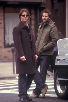 Der narzisstische Lebemann David Aames (Tom Cruise, l.) kann und will nichts ernst nehmen. Auch die Freundschaft zu seinem einzigen Kumpel Brian (Jason Lee, r.) steht auf t&ouml;nernen F&uuml;&szlig;en, seit David diesem die Freundin ausgespannt hat ...