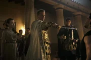 Mit allen Mitteln will der skrupellose Senator Corvus (Kiefer Sutherland, 2.v.l.) den Widerstand der h&uuml;bschen Cassia (Emily Browning, l.) brechen, der er schon l&auml;nger nachstellt. Als sich die verm&ouml;gende Kaufmannstochter Hals &uuml;ber Kopf in den Sklaven und Gladiator Milo (Kit Harington, r.) verliebt, setzt Corvus mit Hilfe seines Spie&szlig;gesellen Proculus (Sasha Roiz, 2.v.r.) alles daran, den ungeliebten Nebenbuhler loszuwerden ...
