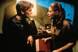 Kinostart: 05.10.95 - Hin und her gerissen zwischen Drogen und Sport: Basketballtalent Jim Carroll (Leonardo DiCaprio) streitet mit seiner enttaeuschten Mutter (Lorraine Bracco). Die verzweifelte Frau wirft den heroinabhaengigen Sohn aus der gemeinsamen Wohnung.