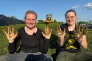 Das gr&uuml;ne Gold - Hendrikje und Mia beim ersten Schnitt.