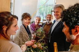 Elternbesuch f&uuml;r Viola (Amelie Kiefer, li.) und Faraz (Reza Brojerdi, re.): Masud (Ramin Yazdani, hinten re.), Anoushe (Sima Seyed, hinten, l.), Holger (Dominic Raacke, 2.v.r.) und Beatrice (Victoria Trauttmansdorff, 2.v.l.) stehen vor der T&uuml;r.