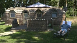 Ob mit Zelt, Wohnwagen oder Van - fast 12 Millionen Deutsche gehen jedes Jahr campen, Tendenz steigend. Seit Jahren gibt es einen regelrechten Campingboom. Doch was ist eigentlich der beliebteste Campingtrend? Sehnen sich die Camper eher nach "Glamping", einem wahren Luxus-Camping mit Wellnessoase und eigenem Sanit&auml;rbereich oder nach einem einfachen Campingplatz am See? In der Doku werden die neuesten Trends beleuchtet.