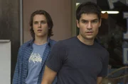 Noch ahnen die beiden Freunde Sean (D. J. Cotrona, r.) und Eric (Jonathan Jackson, l.) nicht, dass auf sie das nackte Grauen in den S&uuml;mpfen Louisianas lauert ...
