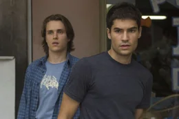 Noch ahnen die beiden Freunde Sean (D. J. Cotrona, r.) und Eric (Jonathan Jackson, l.) nicht, dass auf sie das nackte Grauen in den S&uuml;mpfen Louisianas lauert ...