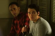 Mason Hewitt (Khylin Rhambo l.) und Liam Dunbar (Dylan Sprayberry)