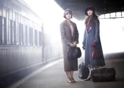 L-R: Dorothy Williams (Ashleigh Cummings) und Phryne Fisher (Essie Davis). L-R: Dorothy Williams (Ashleigh Cummings) und Phryne Fisher (Essie Davis).