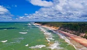 Wellen, Wald und ordentlich Wind: Die lettische Westk&uuml;ste ist rau und d&uuml;nn besiedelt &ndash; ein vom Massentourismus noch weitgehend unentdecktes Naturjuwel.