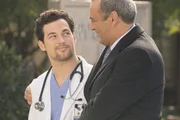 Vater und Sohn: Giacomo Gianniotti als Dr. Andrew DeLuca, Lorenzo Caccialanza als Dr. Vincenzo DeLuca Vater und Sohn: Giacomo Gianniotti als Dr. Andrew DeLuca, Lorenzo Caccialanza als Dr. Vincenzo DeLuca