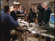 Steve (Barry Van Dyke) und Jesse (Charlie Schlatter) setzen, als Gangster getarnt, die Betrüger Cutler, Eddie (Christopher John Fields, 2.v.l.) und Ryan unter Druck, die Dr. Sloan (Dick Van Dyke, r.) hintergangen haben. Steve (Barry Van Dyke) und Jesse (Charlie Schlatter) setzen, als Gangster getarnt, die Betrüger Cutler, Eddie (Christopher John Fields, 2.v.l.) und Ryan unter Druck, die Dr. Sloan (Dick Van Dyke, r.) hintergangen haben.
