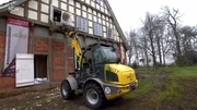 Immer h&auml;ufiger werden alte, historische H&auml;user restauriert und erhalten. Fr&uuml;her wurden sie oft einfach abgerissen oder standen jahrelang leer. Seit einigen Jahren ist das anders. Nachhaltigkeit spielt nun auch beim Hausbau eine gro&szlig;e Rolle. Wenn alte Baustoffe wiederverwertet werden k&ouml;nnen, reduziert das den CO2-Aussto&szlig; und sch&uuml;tzt das Klima. Die Dokumentation aus der Reihe "die nordstory" begleitet die Retter alter H&auml;user und dokumentiert ihre Bem&uuml;hungen, die historische Bausubstanz zu erhalten.