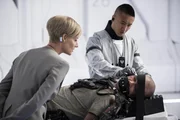 Secretary Delacourt (Jodie Foster, vorne l.) observes Max (Matt Damon, vorne r.)