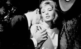 Z&ouml;gerlich beginnen Piero (Alain Delon) und Vittoria (Monica Vitti) eine Liebesbeziehung...