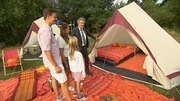 Ob mit Zelt, Wohnwagen oder Van - fast 12 Millionen Deutsche gehen jedes Jahr campen, Tendenz steigend. Seit Jahren gibt es einen regelrechten Campingboom. Doch was ist eigentlich der beliebteste Campingtrend? Sehnen sich die Camper eher nach "Glamping", einem wahren Luxus-Camping mit Wellnessoase und eigenem Sanit&auml;rbereich oder nach einem einfachen Campingplatz am See? In der Doku werden die neuesten Trends beleuchtet.