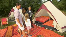 Ob mit Zelt, Wohnwagen oder Van - fast 12 Millionen Deutsche gehen jedes Jahr campen, Tendenz steigend. Seit Jahren gibt es einen regelrechten Campingboom. Doch was ist eigentlich der beliebteste Campingtrend? Sehnen sich die Camper eher nach "Glamping", einem wahren Luxus-Camping mit Wellnessoase und eigenem Sanit&auml;rbereich oder nach einem einfachen Campingplatz am See? In der Doku werden die neuesten Trends beleuchtet.