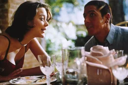 Der von Geschwindigkeit besessene Taxifahrer Daniel (Samy Nac&eacute;ri, r.) l&auml;sst sich in seiner Beziehung zu Lilly (Marion Cotillard, l.) viel Zeit ..._Titel: Taxi, Taxi