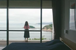 Auf ihrer sehr stillen Reise durch Japan gelingt es Sidonie (Isabelle Huppert), sich selbst und ihre Worte als Schriftstellerin wiederzufinden.