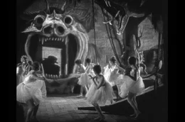 Niemand hat es je gesehen, doch die Pr&auml;senz des "Phantoms" ist in der prachtvollen Pariser Op&eacute;ra Garnier allgegenw&auml;rtig. Das Wesen haust in den d&uuml;steren Kellerr&auml;umen des Geb&auml;udes &ndash; ein unterirdisches Labyrinth aus G&auml;ngen, Treppen und Nischen.