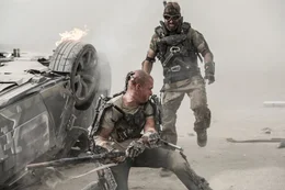 Zwischen Max Da Costa (Matt Damon, l.) und Kruger (Sharlto Copley) kommt es zum Zweikampf...