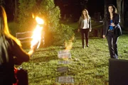 Was hat Sabrina (Aimee-Lynn Chadwick, l.) mit dem Tod einer Frau zu tun, deren lebendiger Leib auf dem Scheiterhaufen verbrannt wurde? Maura Isles (Sasha Alexander, M.) und Detective Jane Rizzoli (Angie Harmon) ermitteln.