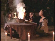 "Die Macht von Dreien kann keiner entzweien". Mit diesem Hexenspruch gelingt es Phoebe (Alyssa Milano, r.), Prue (Shannen Doherty, l.) und Piper (Holly Marie Combs, M.), einen b&ouml;sen Hexenmeister in die Finsternis zur&uuml;ckzuschicken.