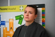 Lucie (Julia Wiedemann) ist nach ihrer niederschmetternden Diagnose wie paralysiert.