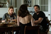 Vic (Ben Affleck, r.) und seine Frau Melinda (Ana de Armas) haben Melindas Aff&auml;re, Joel Dash (Brendan Miller), zum Essen eingeladen.