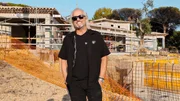 Baustellenfrust in Saint-Tropez: Der Neubau stockt, die Stimmung bei Carmen und Robert kippt. Statt Einzug gibt?s Stillstand - und Roberts Autos landen auf dem Grundst&uuml;ck. Hilfe kommt von Kurt Steurer.