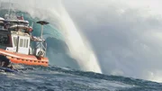 Eine gro&szlig;e Welle bricht in Jaws, Hawaii.